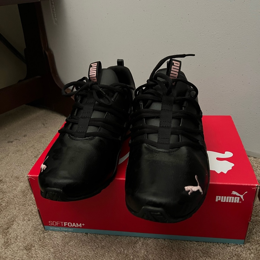 Woman’s 9.5 black Puma